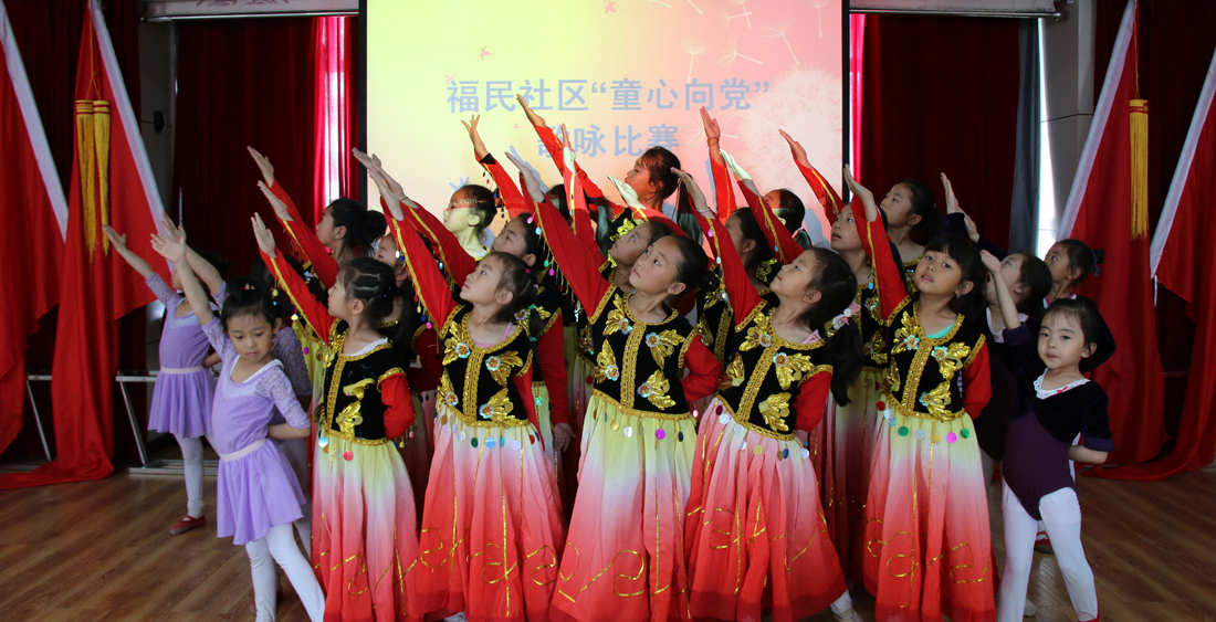 嘉峪关市开展童心向党歌咏活动，图为嘉峪关市福民社区开展歌咏活动。