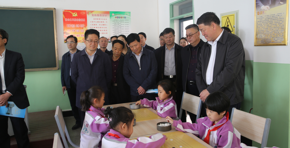 参会代表们在嘉峪关市实验小学进行现场观摩