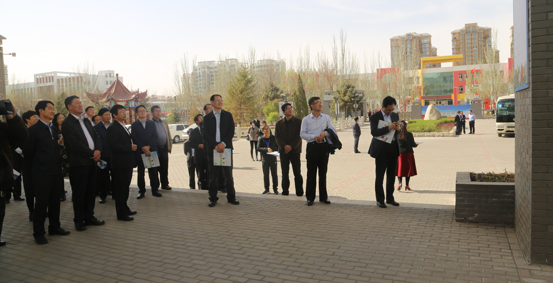 参会代表们嘉峪关市一中进行现场观摩