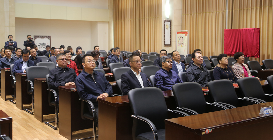 参会代表们在嘉峪关市地税局进行现场观摩