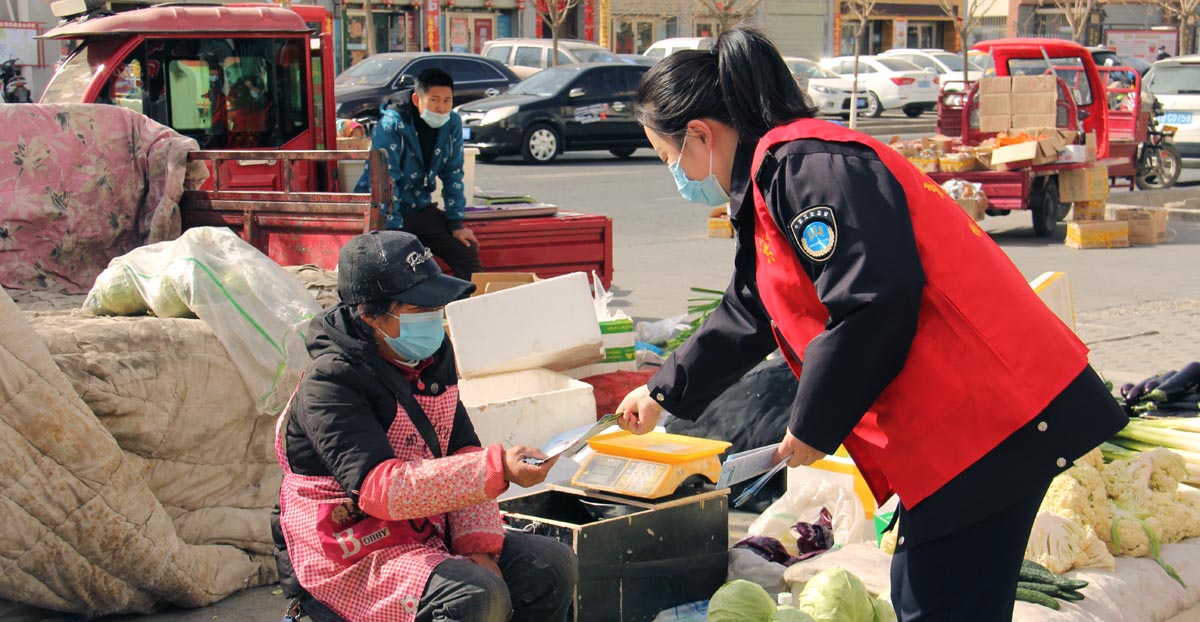 志愿者走进街道开展宣传活动