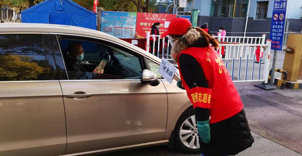 嘉峪关市志愿者积极行动 构筑疫情防控“红色防线”